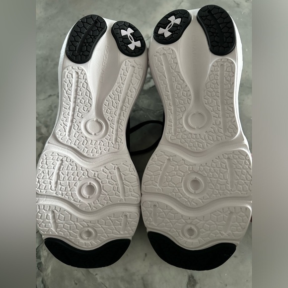 Brand New - Under Armour Big kids size 5.5 - Picture 2 of 3